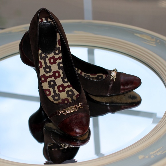 Vintage Gucci Ox Blood/Brown Suede Badge Pump - Picture 6 of 8